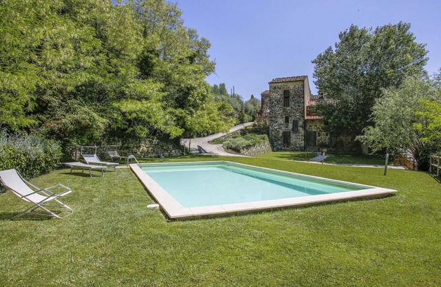 Beautiful apartment in villa for 3 guests with WIFI, pool, TV, patio, pets allowed and parking