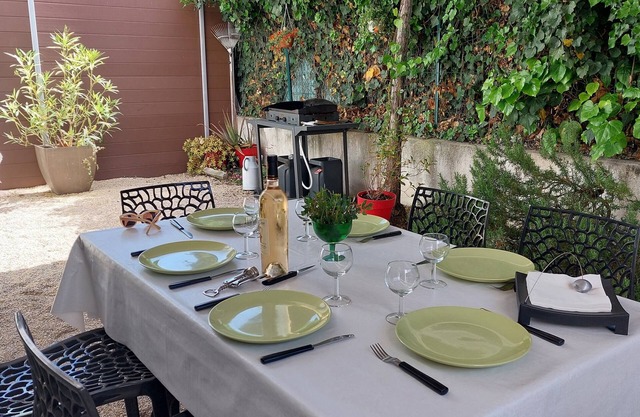 Beautiful apartment with wifi in St Cyr sur mer 5 mn walk from the beach