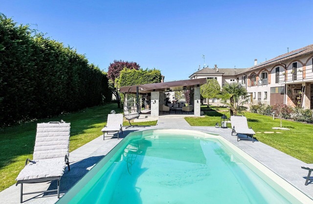 Beautiful apartment for 4 guests with pool, WIFI, TV, patio, pets allowed and parking