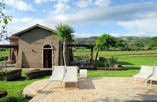 Beautiful apartment in villa with WIFI, pool, TV, patio, pets allowed and panoramic view
