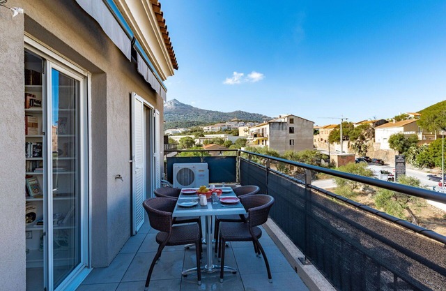 Beautiful apartment for 5 guests with A/C, WIFI, TV, terrace, pets allowed and panoramic view