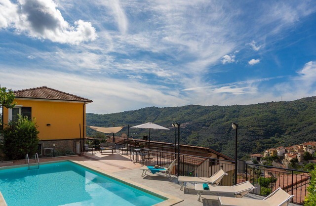 Beautiful apartment for 6 guests with WIFI, pool, TV, patio, panoramic view and parking