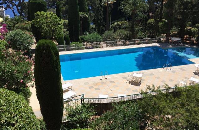 Beautiful apartment by Sea, Plage Mala. Lovely swimming pool & close to Monaco