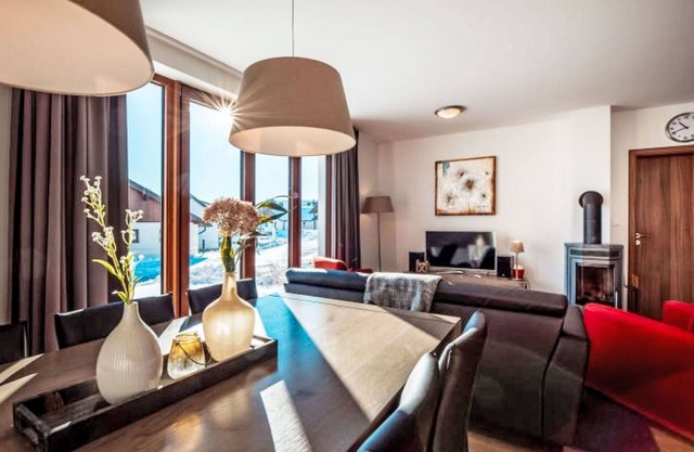 Beautiful apartment in villa for 6 people with WIFI, TV, terrace, pets allowed and parking