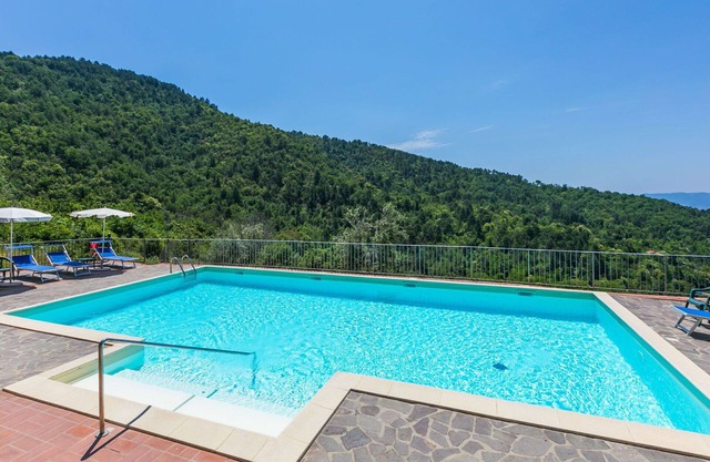 Beautiful apartment for 7 guests with WIFI, pool, TV, panoramic view and parking