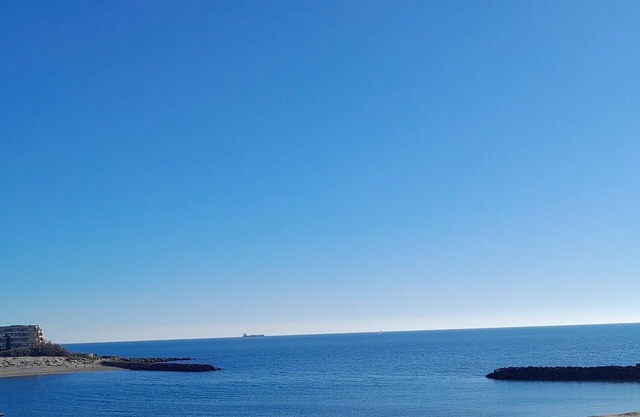 Beautiful apartment facing the sea. Balcony, plus huge terrace, very nice view.