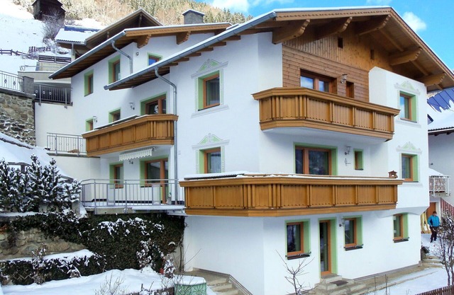 Beautiful apartment for 11 people with WIFI, TV, patio and parking