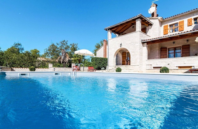 Beautiful apartment for 4 guests with WIFI, A/C, pool, TV, terrace, pets allowed and parking