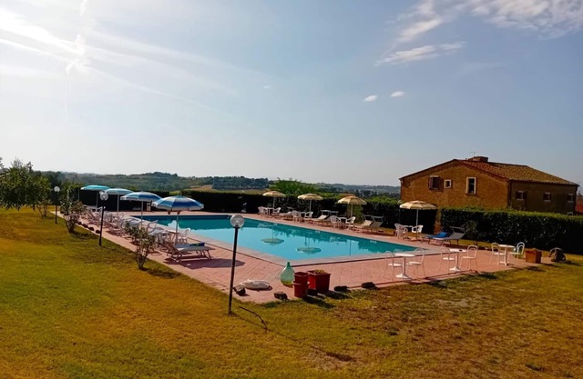 Beautiful apartment for 4 guests with WIFI, pool, pets allowed and parking