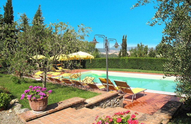 Beautiful apartment in villa for 2 guests with pool, WIFI, TV and patio