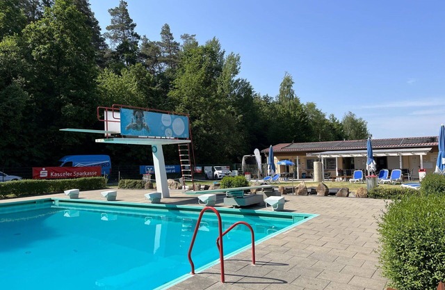 Beautiful apartment in villa for 3 guests with pool, WIFI, TV, terrace, pets allowed and parking