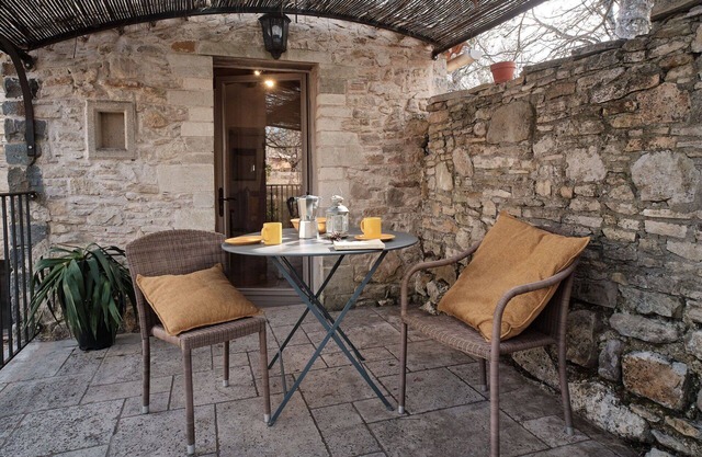 Beautiful apartment in villa for 2 people with pool, WIFI, A/C, TV, patio, pets allowed and park.