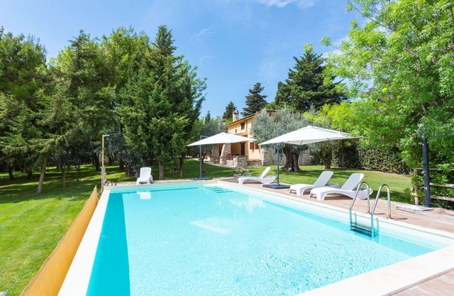 Beautiful apartment in villa for 6 people with WIFI, pool, TV, terrace and parking
