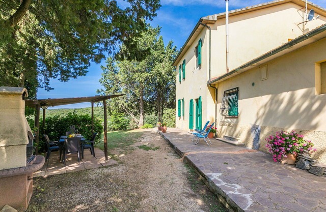 Beautiful apartment in villa for 6 guests with WIFI, pool, TV, patio and pets allowed