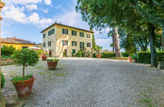 Beautiful apartment in villa for 4 guests with pool, WIFI, TV, terrace and pets allowed