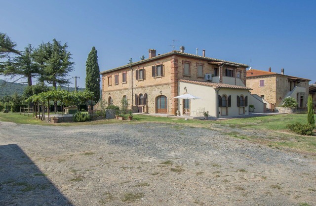 Beautiful apartment in villa for 12 guests with WIFI, A/C, TV, patio and pets allowed