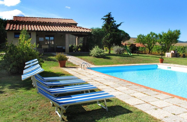 Beautiful apartment in villa for 5 guests with pool, WIFI, TV and patio