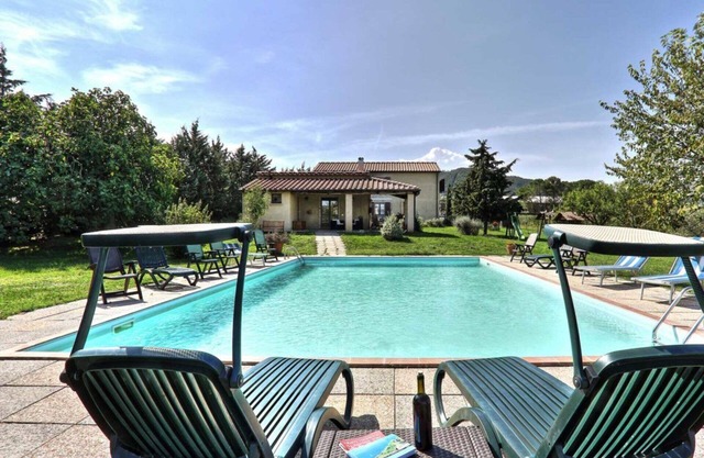 Beautiful apartment in villa for 5 people with WIFI, pool, TV and balcony