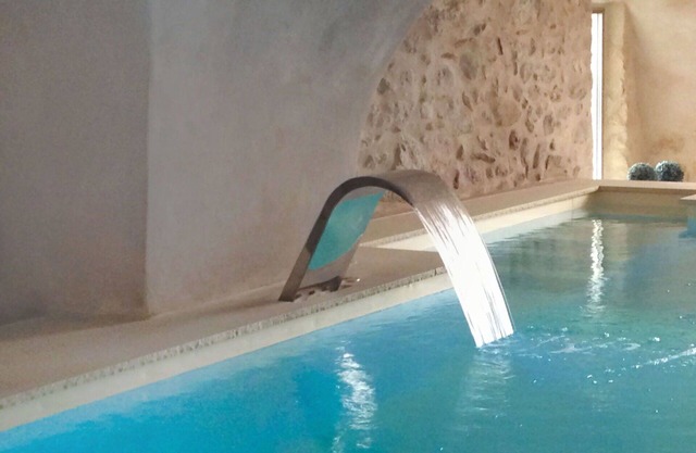 Beautiful apartment for 4 people with WIFI, private pool, TV, patio, pets allowed and parking