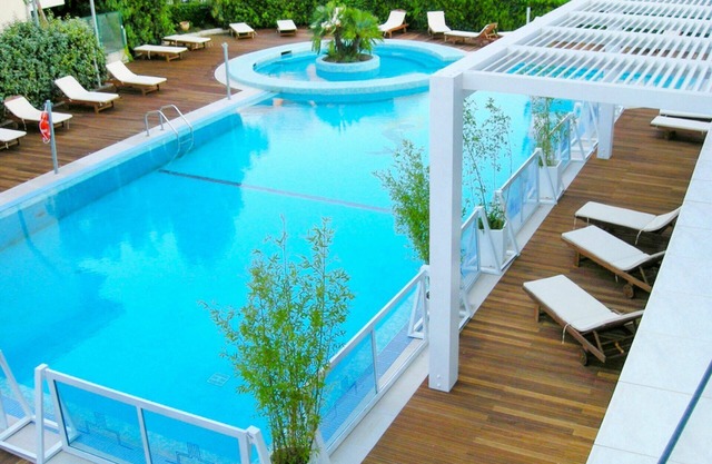 Beautiful apartment for 6 guests with WIFI, pool, A/C, TV, patio, pets allowed and parking