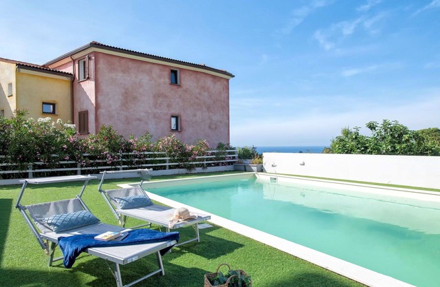 Beautiful apartment for 5 guests with A/C, WIFI, pool, TV, patio and parking