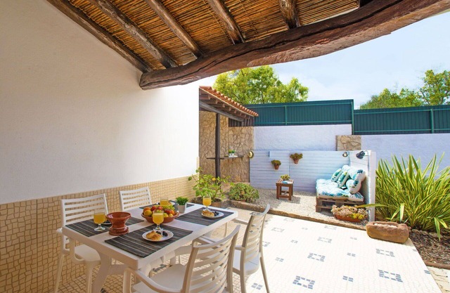 Beautiful apartment in villa for 4 guests with A/C, pool, WIFI, TV and patio