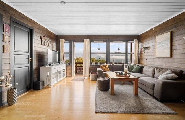 Beautiful apartment with stunning views and sauna - pets allowed