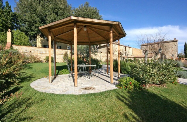 Beautiful apartment with pool, WIFI, TV, pets allowed and panoramic view, close to San Gimignano