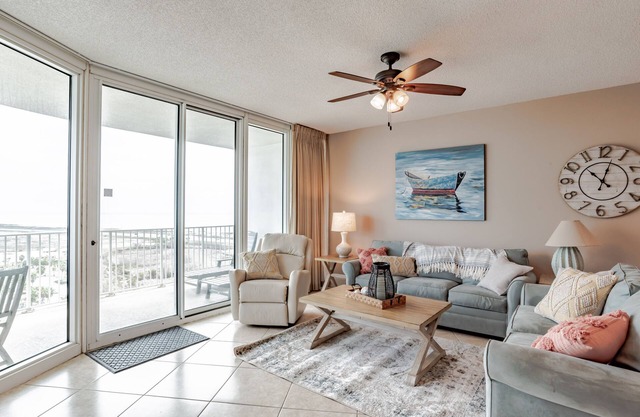 Beautiful Beach Condo; STUNNING VIEWS OF Gulf & BAY!