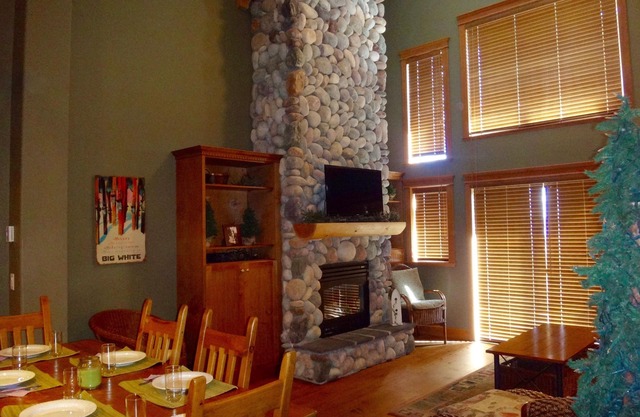 Beautiful Big White Ski-In/Ski-Out Vacation Condo With Private Hot Tub!