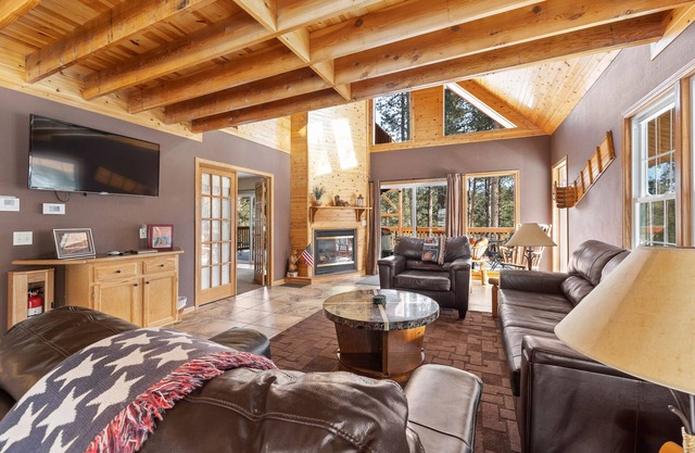 Beautiful Black Hills 4 Bedroom Vacation Home W/Hot Tub on Deer Mountain, Lead