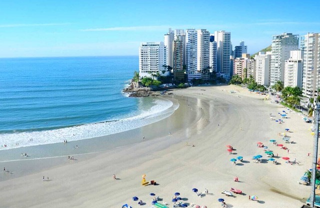 Beautiful apartment Guarujá Pitangueiras - 3 bedrooms 80 meters from the beach