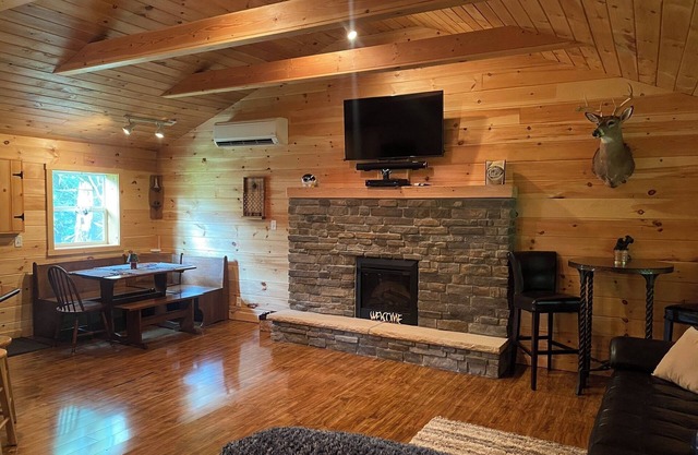 Beautiful cabin 11 miles from Beaver Stadium. Enjoy an unplugged PSU weekend.
