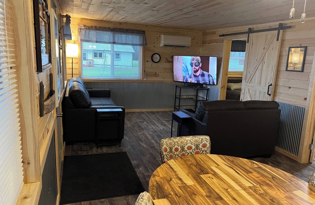 Beautiful Cabin at Round Lake Resort - Red Cabin