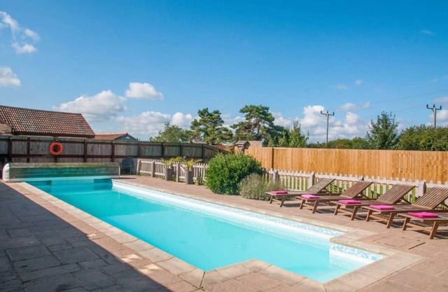 Beautiful cabin nr Bath w/heated swimming pool