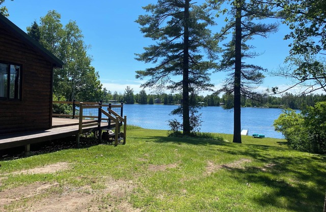Beautiful Cabin on private lake close to all the attractions in the Eastern UP!