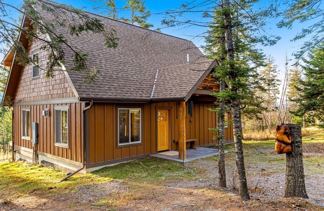 Beautiful cabin overlooking Swan Lake with 2-level deck, fireplace & firepit