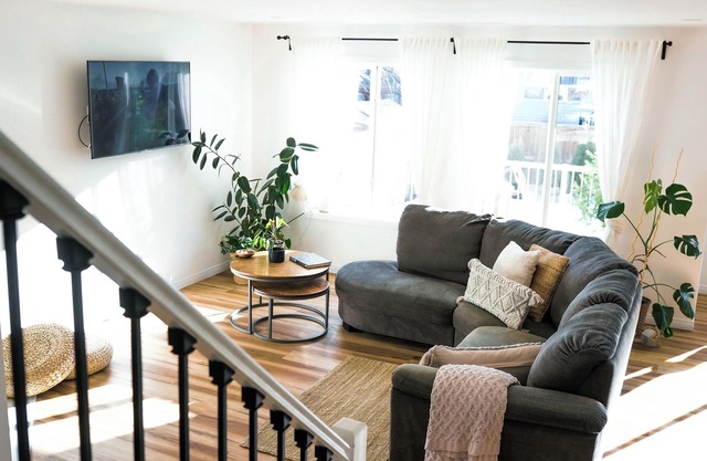 Beautiful Calgary Home +Lake Access+BBQ, 2 Luxurious King Beds, 4 Bed+3.5 Baths