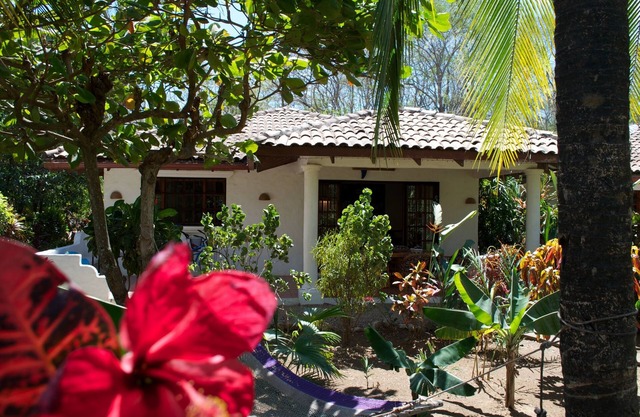Beautiful Casa Mambo; beach/pool/surf/wi-fi/cable-tv/ac