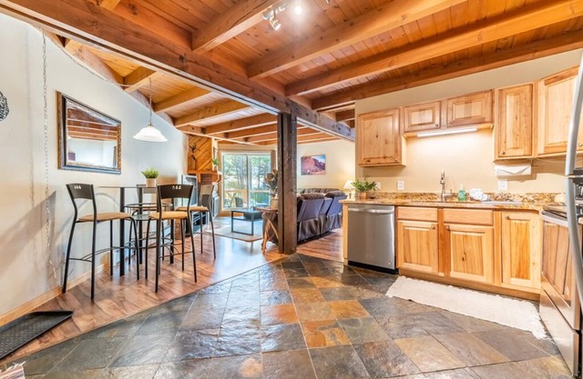 Beautiful Centrally Located Condo in Silverthorne w/Easy Access to Ski Areas