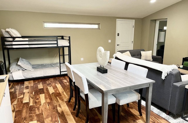 Beautiful, Clean & Spacious Detached Guesthouse in Scottsdale - On Over an Acre!