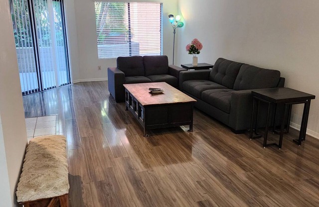 Beautiful condo just 4 minutes from the beach!