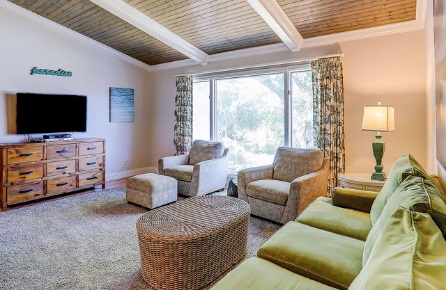 Beautiful condo with beach access, pool, central AC, balcony, & W/D