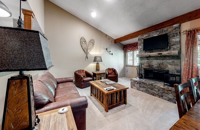 Beautiful condo with full kitchen, mountain views