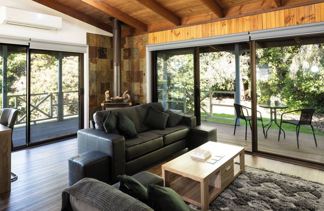 BEAUTIFUL COSY FAMILY HIDEAWAY - FREE WIFI AND FOXTEL - LONG JETTY NOW OPEN!