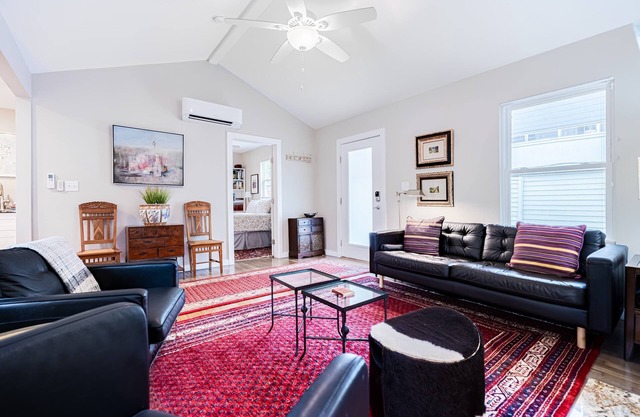 Beautiful Cottage Close to Downtown Austin