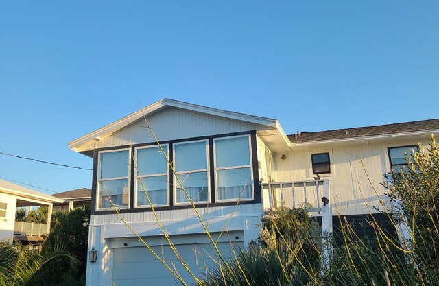 Beautiful Cozy Beach Cottage, 1 block to beach, west of hotels, easy access