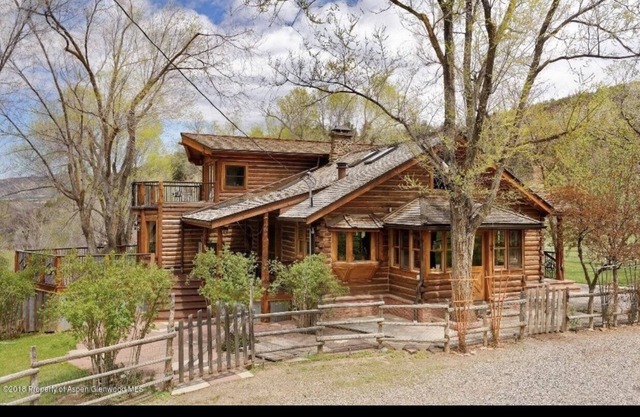 Beautiful creek side log home, lots of open space but only minutes to town.
