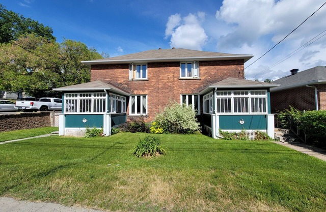 Beautiful Downtown 3 Bedroom Century Home -A