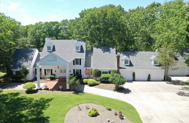 Beautiful Estate with Tennis Court and Swimming Pool